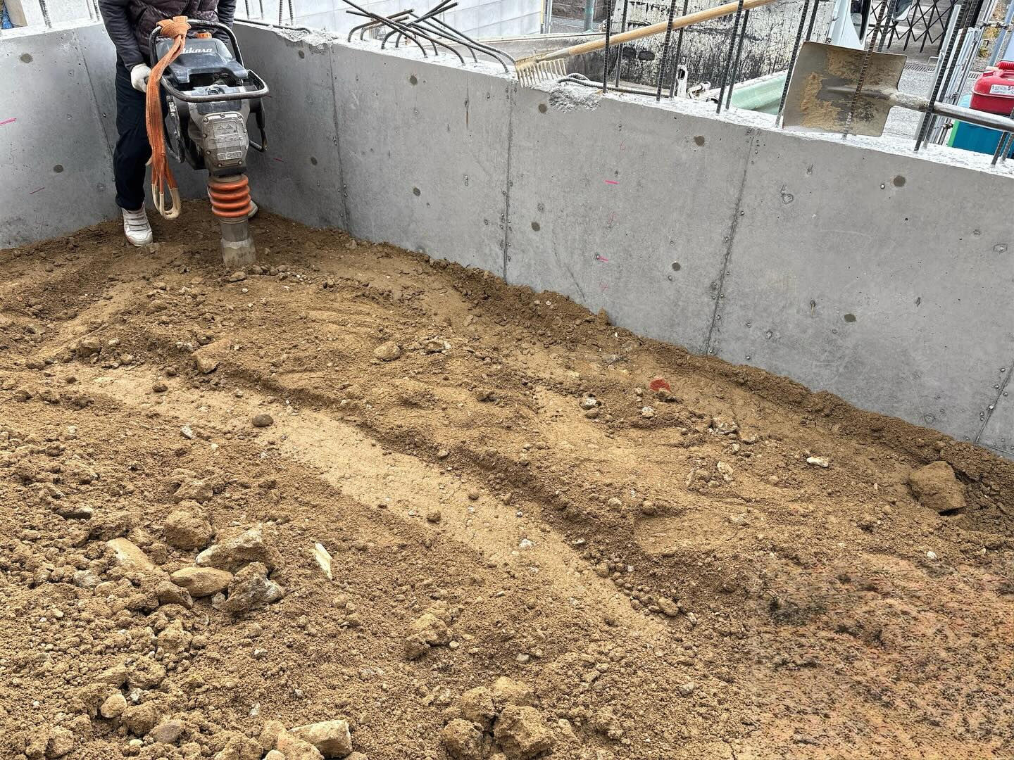 兵庫県神戸市北区鈴蘭台にある施工現場で、深基礎擁壁の躯体工事