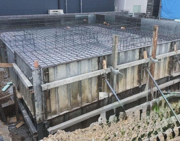 JR加古川駅の近くで進行中の建設プロジェクトにおける基礎工事