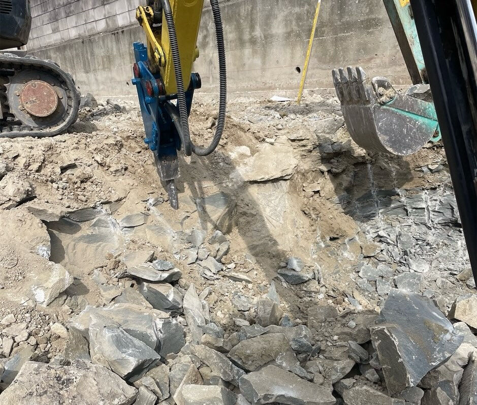 神戸市須磨区竜が台における2棟の建築現場では、深基礎擁壁の先