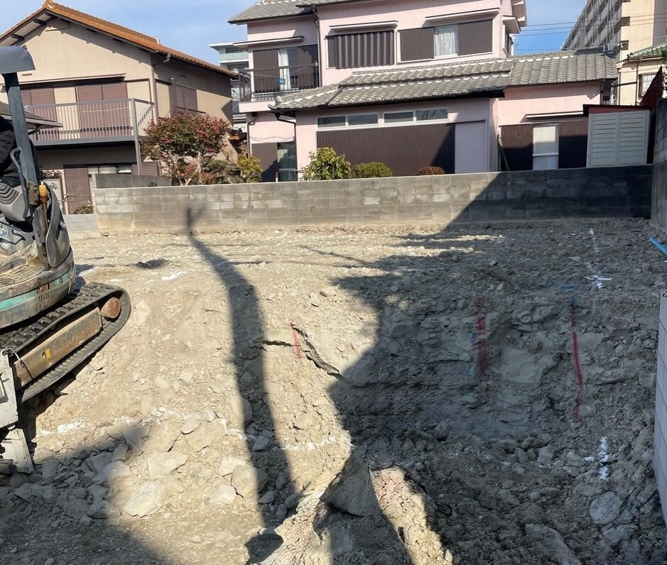 神戸市須磨区竜が台における2棟の建築現場では、深基礎擁壁の先