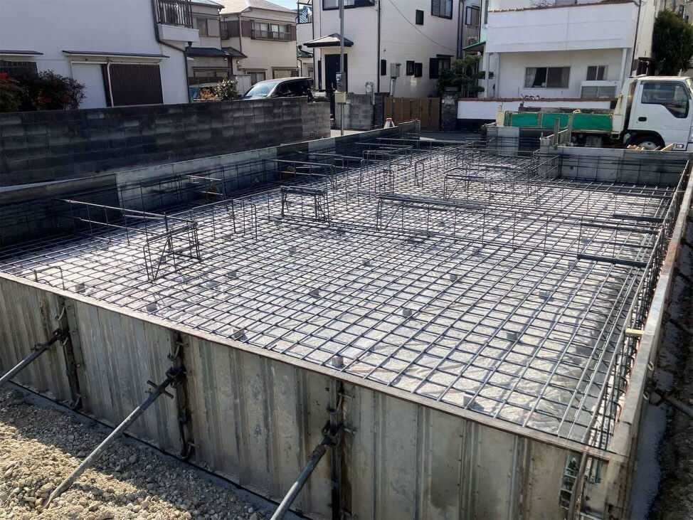 神戸市西区王塚台における新築工事の現場では、基礎工事が順調に