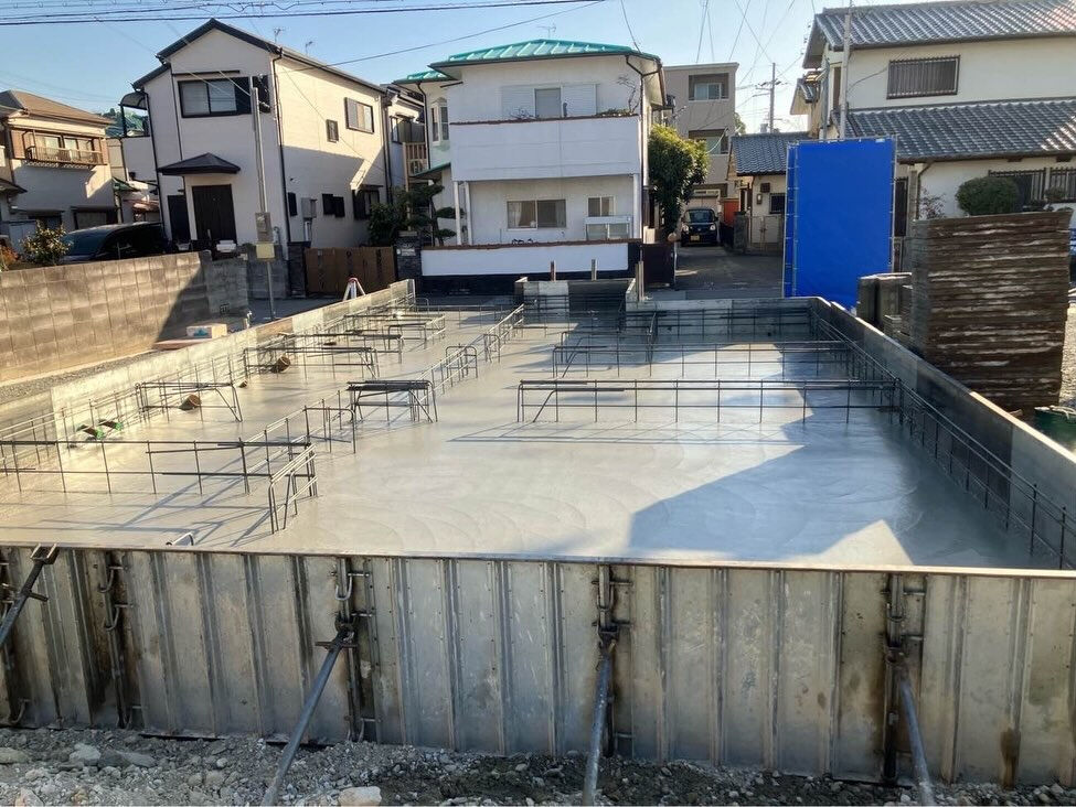 神戸市西区王塚台における新築工事の現場では、基礎工事が順調に