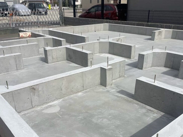 JR大久保駅から徒歩5分ほどの場所に新しく建設中の住宅現場で