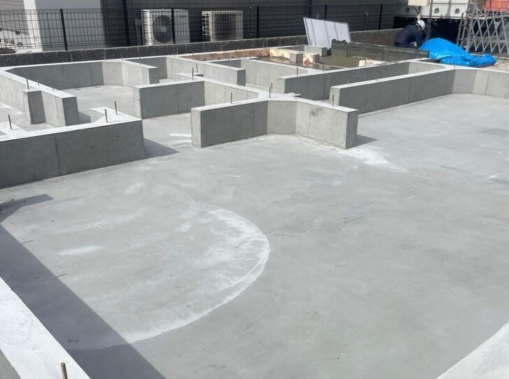 JR大久保駅から徒歩5分ほどの場所に新しく建設中の住宅現場で