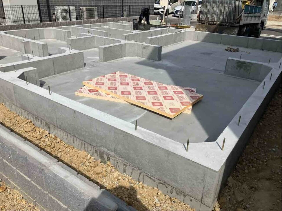 JR大久保駅から徒歩5分ほどの場所に新しく建設中の住宅現場で