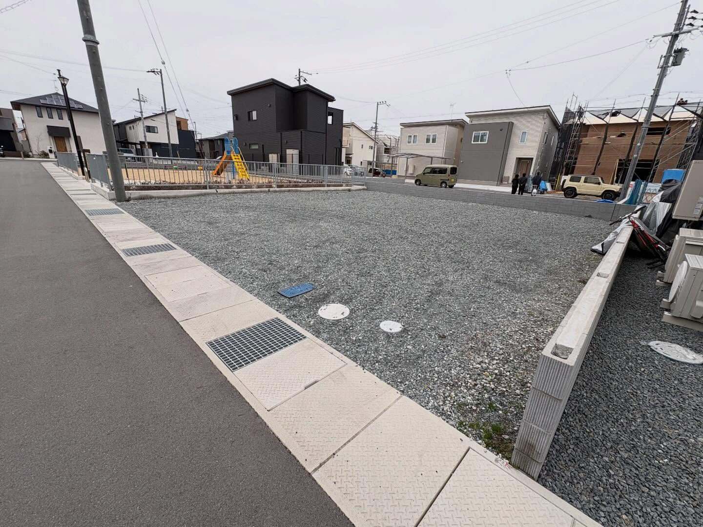 加古川市平岡町高畑にて、3棟の新築住宅の基礎工事がいよいよ始