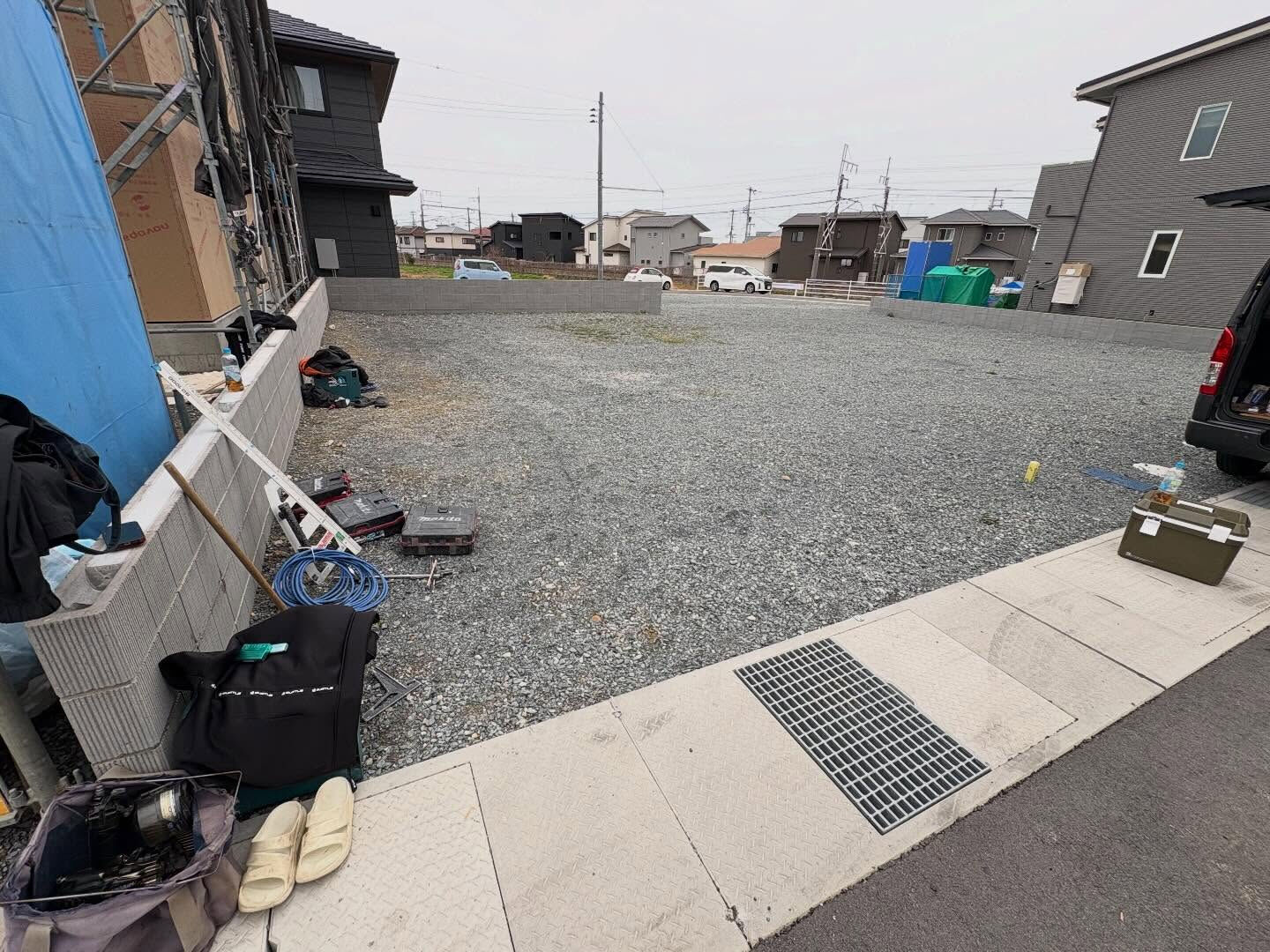 加古川市平岡町高畑にて、3棟の新築住宅の基礎工事がいよいよ始