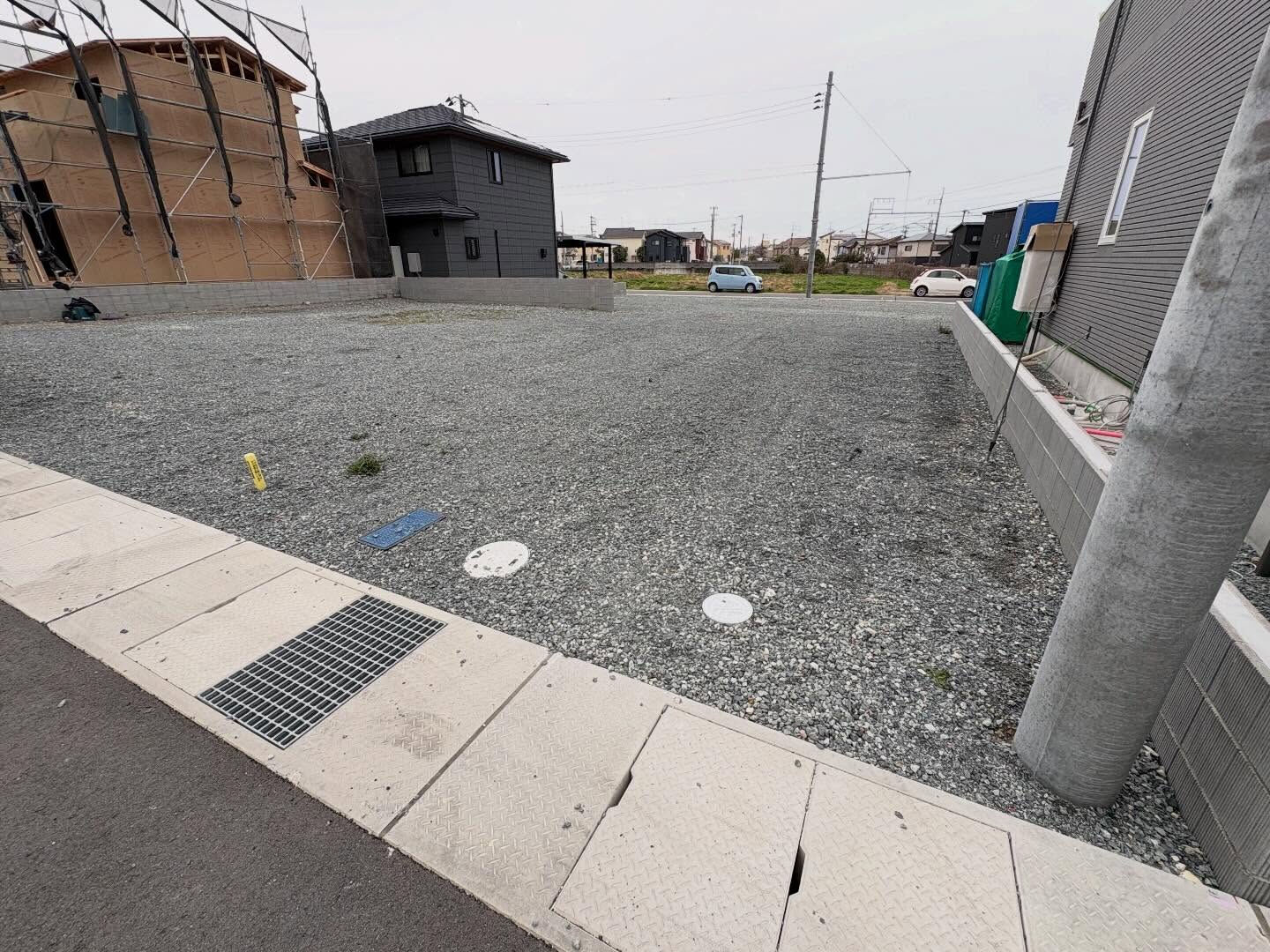 加古川市平岡町高畑にて、3棟の新築住宅の基礎工事がいよいよ始
