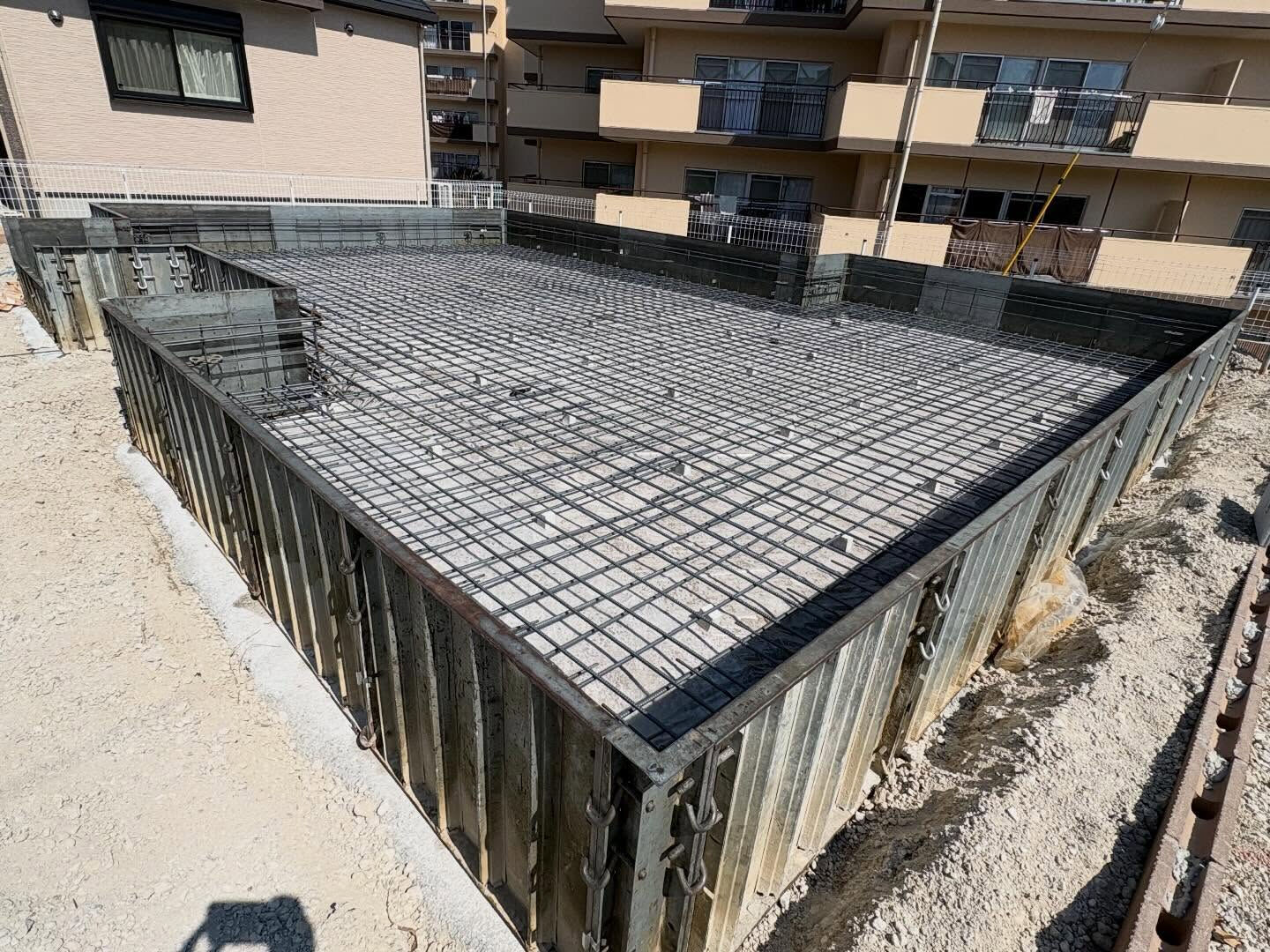 明石市和坂で行われている新しい建設プロジェクトの基礎工事の進