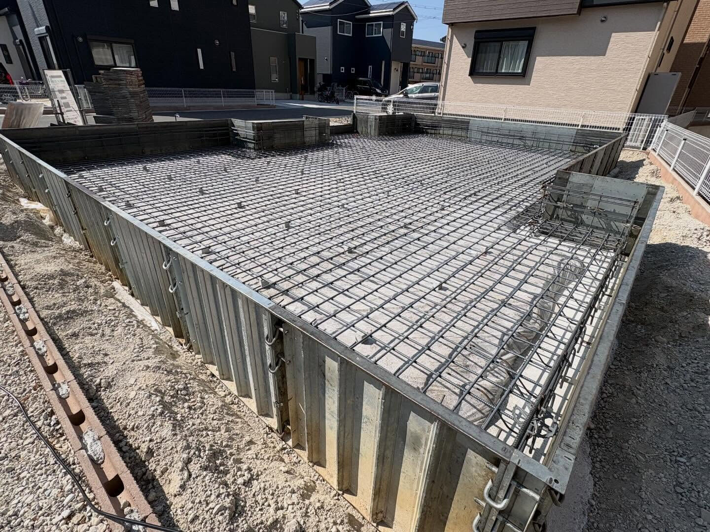 明石市和坂で行われている新しい建設プロジェクトの基礎工事の進