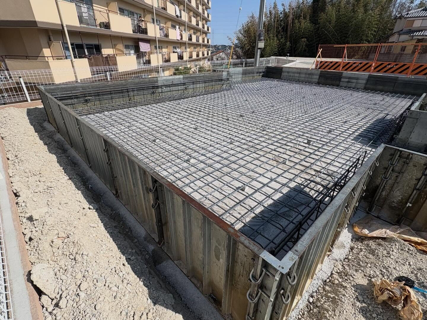 明石市和坂で行われている新しい建設プロジェクトの基礎工事の進