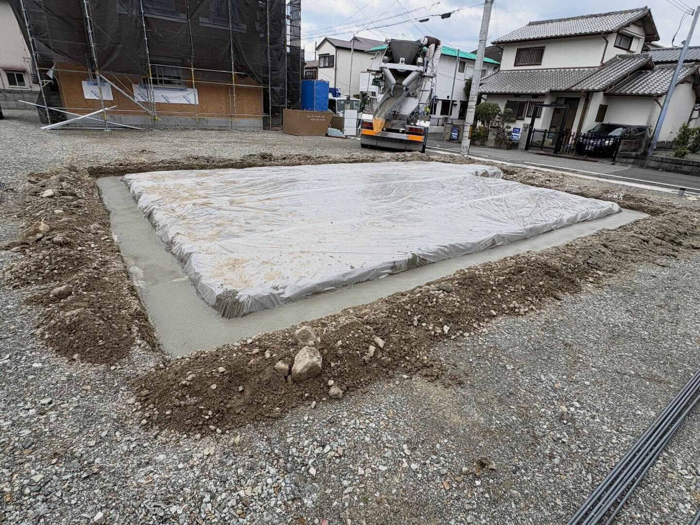 先日、神戸市西区王塚台にて、1棟目の建物の棟上げが無事に完了