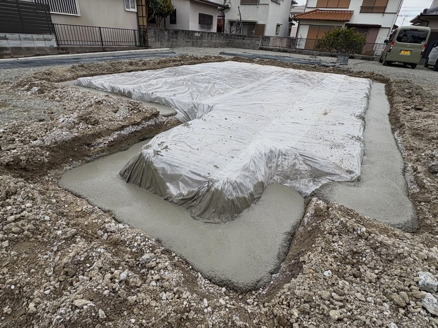 先日、神戸市西区王塚台にて、1棟目の建物の棟上げが無事に完了