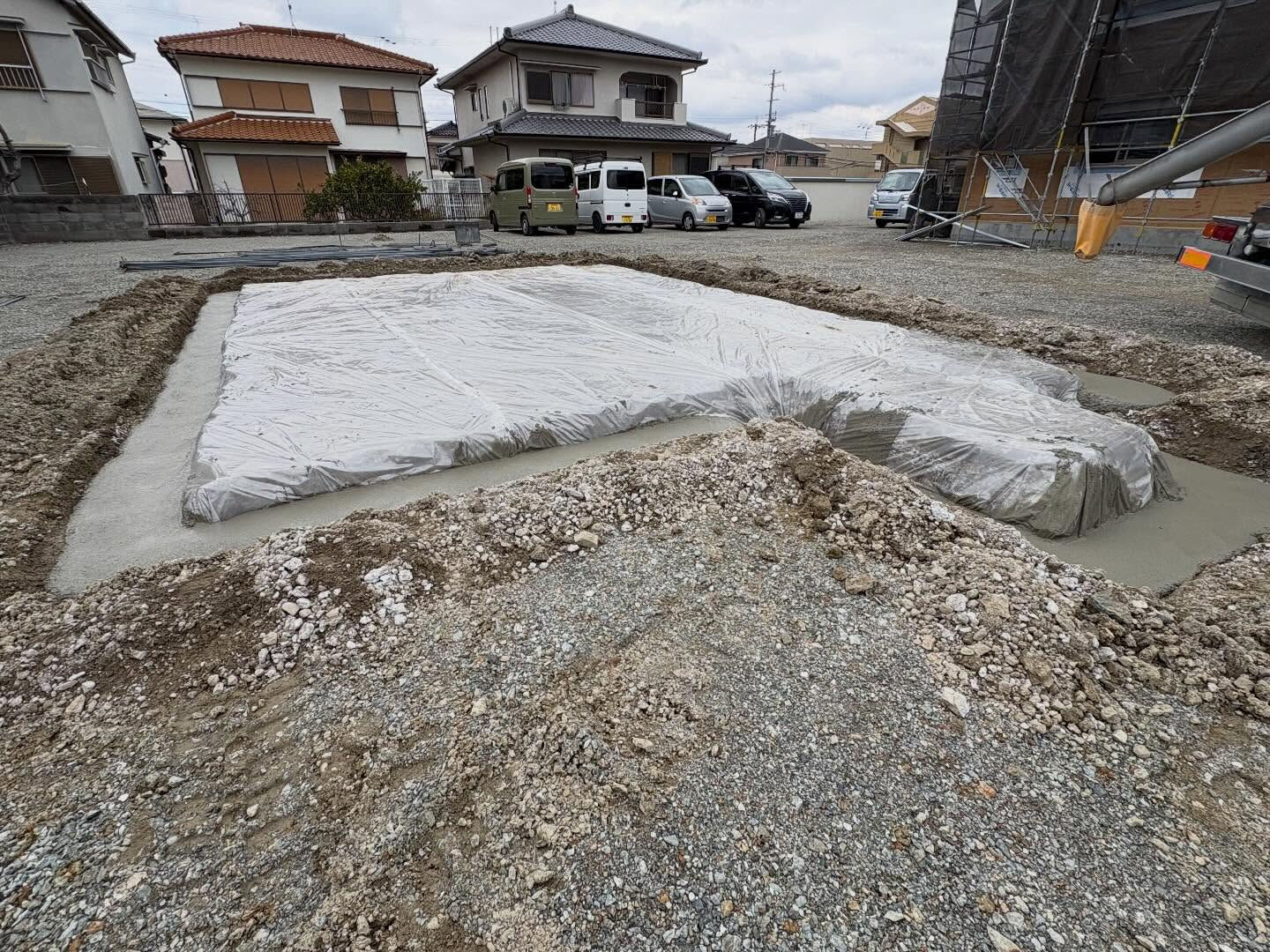 先日、神戸市西区王塚台にて、1棟目の建物の棟上げが無事に完了