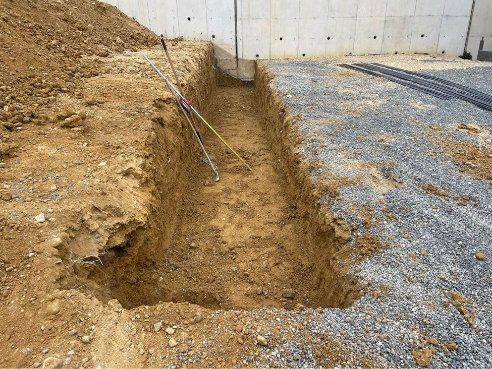 神戸市垂水区上高丸の新築工事現場では、隣地との高低差を考慮し