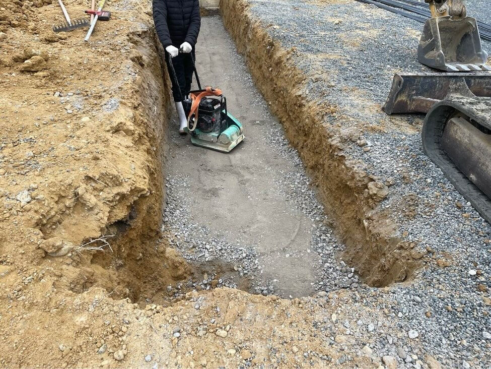 神戸市垂水区上高丸の新築工事現場では、隣地との高低差を考慮し