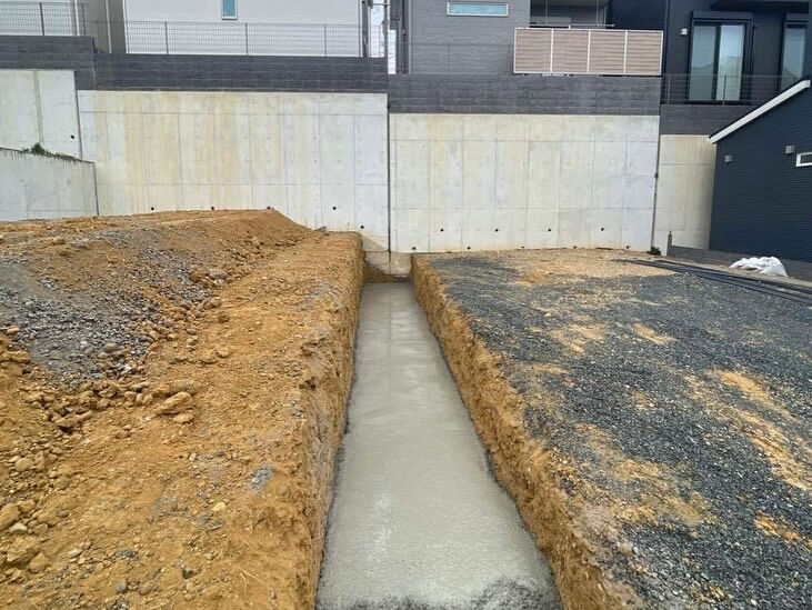 神戸市垂水区上高丸の新築工事現場では、隣地との高低差を考慮し