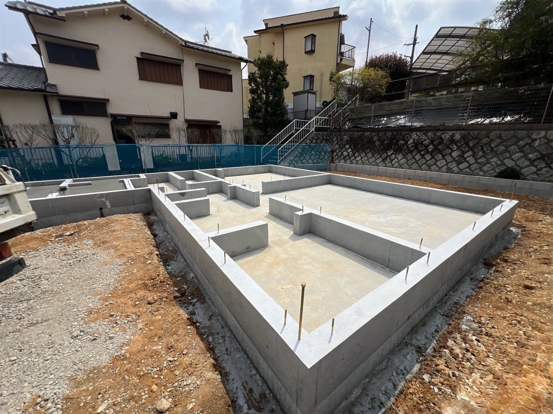 三木市自由が丘本町において、新たに建設される住宅の基礎工事が