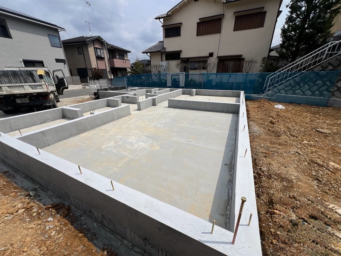 三木市自由が丘本町において、新たに建設される住宅の基礎工事が